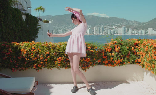 2_20searching_eva_pink_20dress_20selfie
