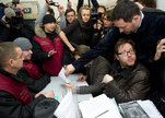 Die-moskauer-prozesse_stills_unterbrechung-der-inszenierung-durch-personenkontrolle-132